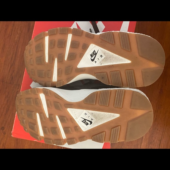 Black premium huarache run with gum bottoms like new! - Picture 4 of 5